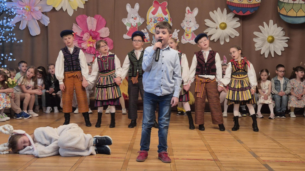 Uczniowie SP nr 1 zaprezentowali świąteczne tradycje na apelu wielkanocnym [zdjęcia]