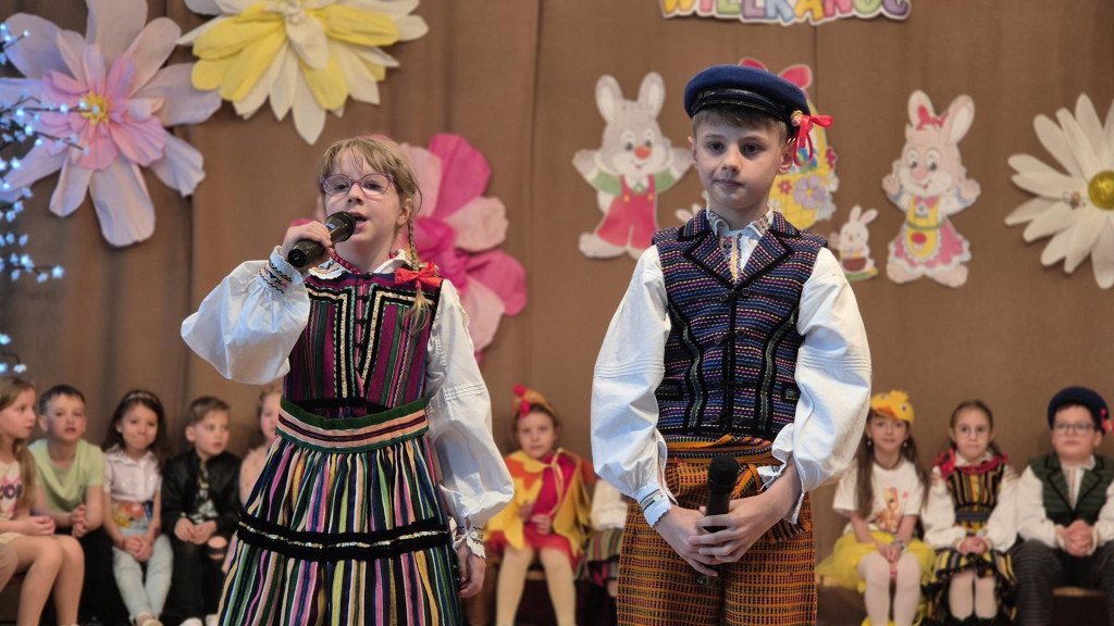 Uczniowie SP nr 1 zaprezentowali świąteczne tradycje na apelu wielkanocnym [zdjęcia]
