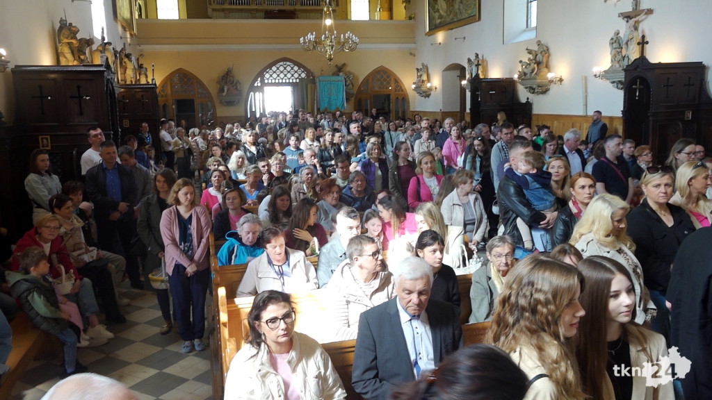 Tłumy wiernych na święceniu pokarmów w Kolegiacie św. Mikołaja w Końskich [wideo, zdjęcia]