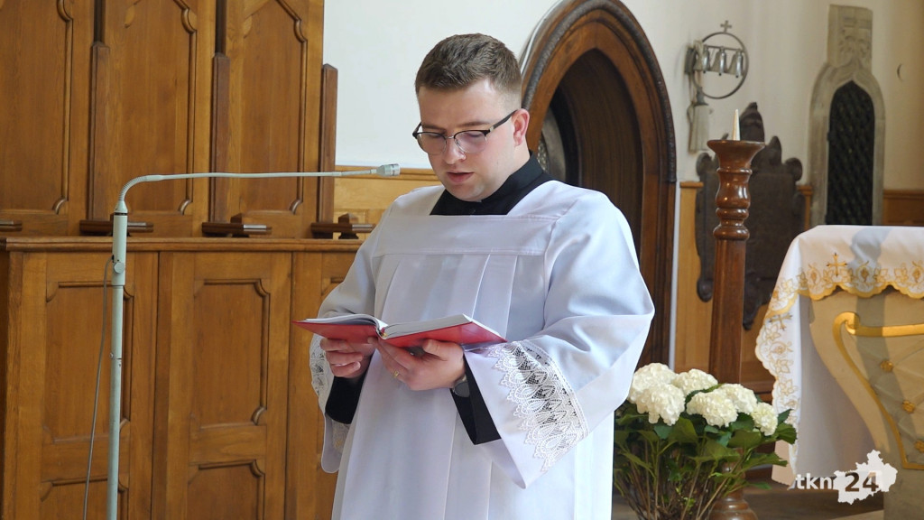 Tłumy wiernych na święceniu pokarmów w Kolegiacie św. Mikołaja w Końskich [wideo, zdjęcia]