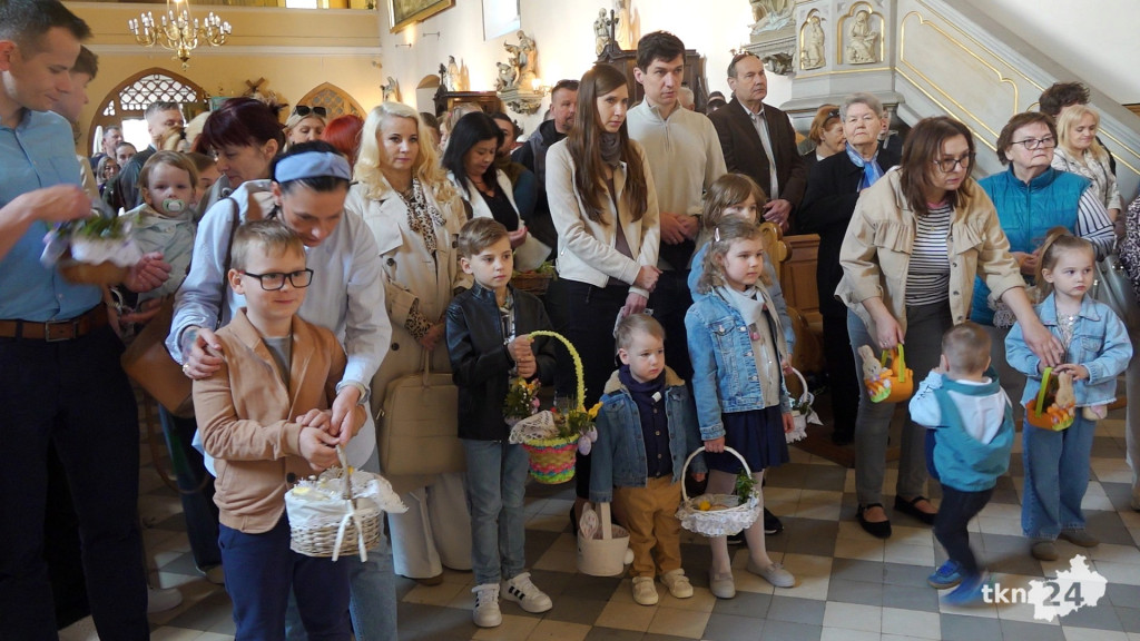 Tłumy wiernych na święceniu pokarmów w Kolegiacie św. Mikołaja w Końskich [wideo, zdjęcia]