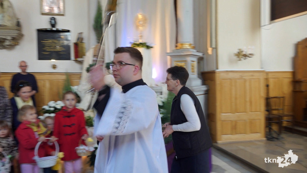 Tłumy wiernych na święceniu pokarmów w Kolegiacie św. Mikołaja w Końskich [wideo, zdjęcia]