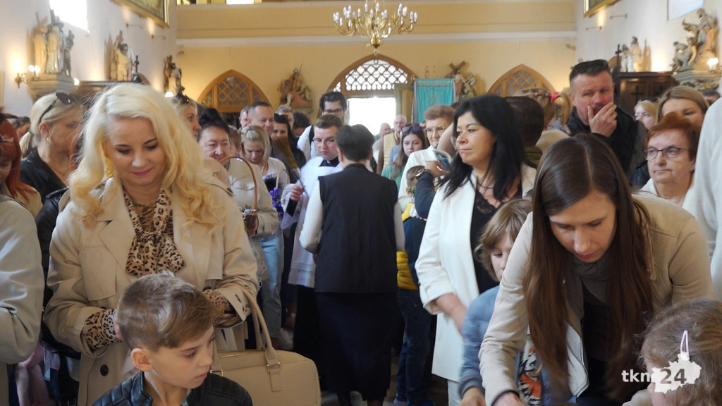 Tłumy wiernych na święceniu pokarmów w Kolegiacie św. Mikołaja w Końskich [wideo, zdjęcia]