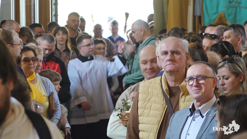 Tłumy wiernych na święceniu pokarmów w Kolegiacie św. Mikołaja w Końskich [wideo, zdjęcia]