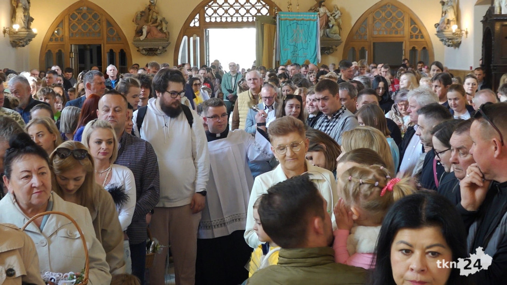 Tłumy wiernych na święceniu pokarmów w Kolegiacie św. Mikołaja w Końskich [wideo, zdjęcia]