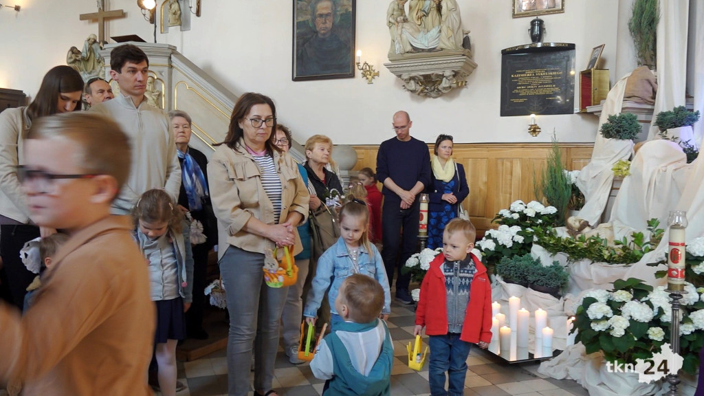 Tłumy wiernych na święceniu pokarmów w Kolegiacie św. Mikołaja w Końskich [wideo, zdjęcia]