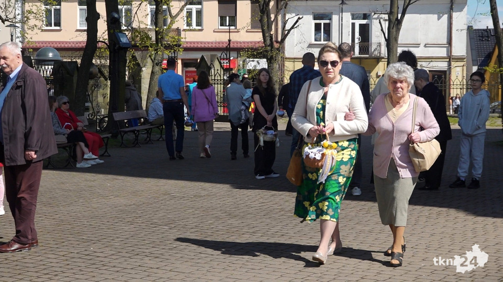 Tłumy wiernych na święceniu pokarmów w Kolegiacie św. Mikołaja w Końskich [wideo, zdjęcia]