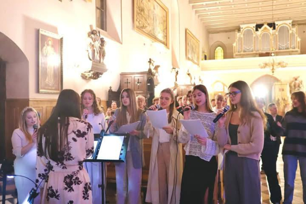 Dziękowali za pontyfikat Franciszka. W parafii św. Mikołaja młodzież zaprosiła na Wielbienie