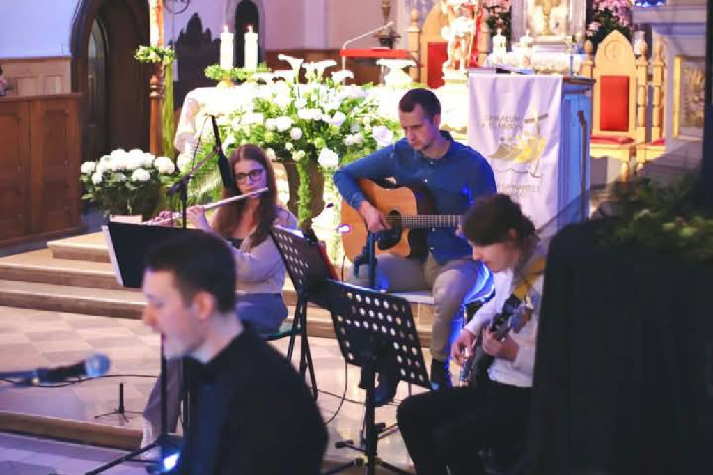 Dziękowali za pontyfikat Franciszka. W parafii św. Mikołaja młodzież zaprosiła na Wielbienie