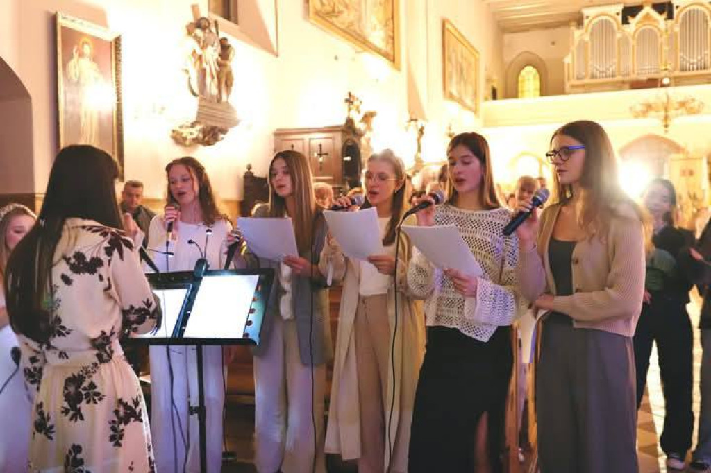 Dziękowali za pontyfikat Franciszka. W parafii św. Mikołaja młodzież zaprosiła na Wielbienie