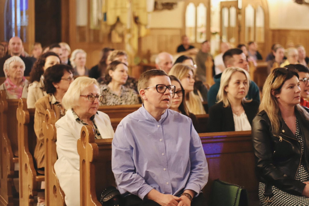 Dziękowali za pontyfikat Franciszka. W parafii św. Mikołaja młodzież zaprosiła na Wielbienie
