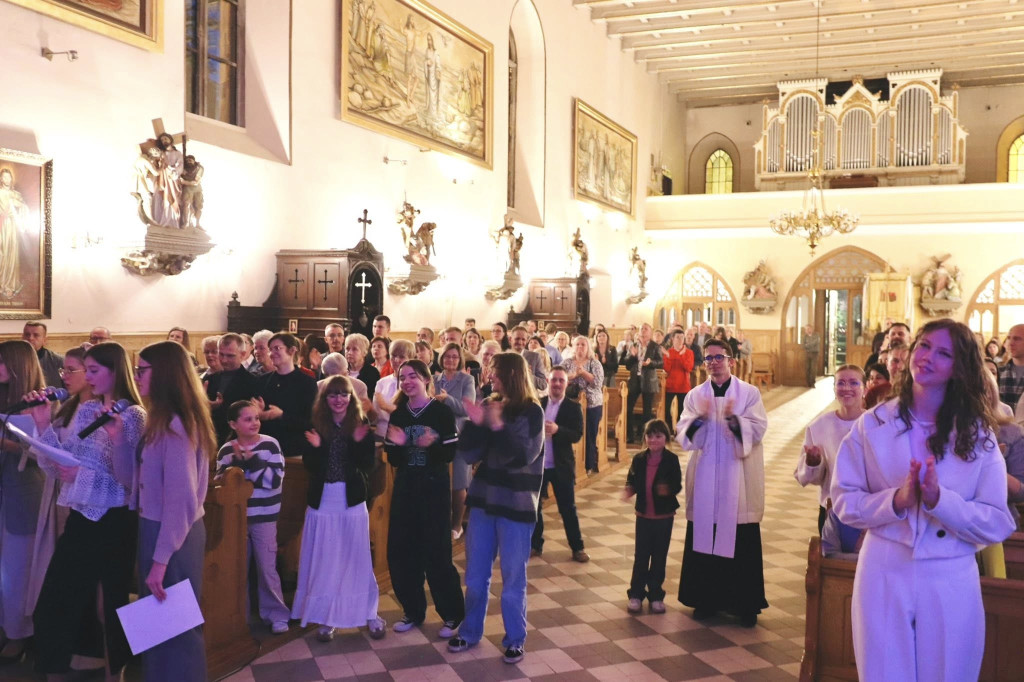 Dziękowali za pontyfikat Franciszka. W parafii św. Mikołaja młodzież zaprosiła na Wielbienie