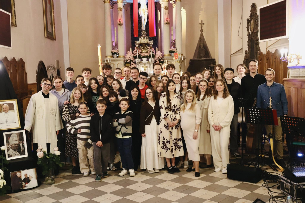 Dziękowali za pontyfikat Franciszka. W parafii św. Mikołaja młodzież zaprosiła na Wielbienie
