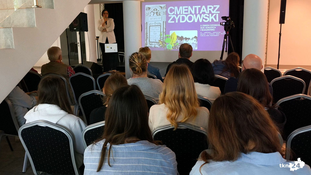 O lokalnych cmentarzach w Koneckim Centrum Kultury [wideo, zdjęcia]