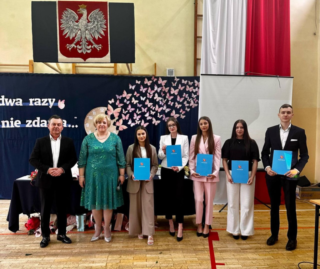 Zespół Szkół Ponadpodstawowych w Stąporkowie pożegnał się z tegorocznymi absolwentami [zdjęcia]