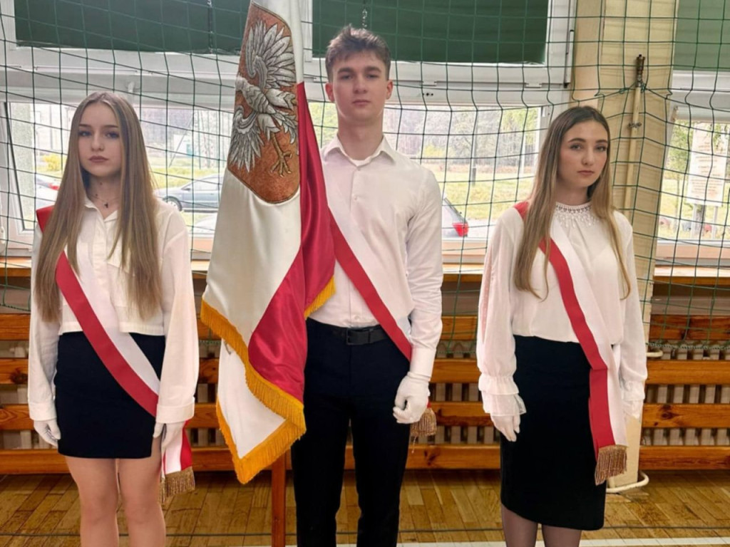 Zespół Szkół Ponadpodstawowych w Stąporkowie pożegnał się z tegorocznymi absolwentami [zdjęcia]