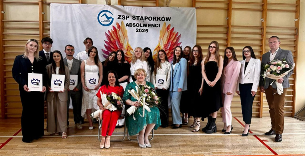 Zespół Szkół Ponadpodstawowych w Stąporkowie pożegnał się z tegorocznymi absolwentami [zdjęcia]