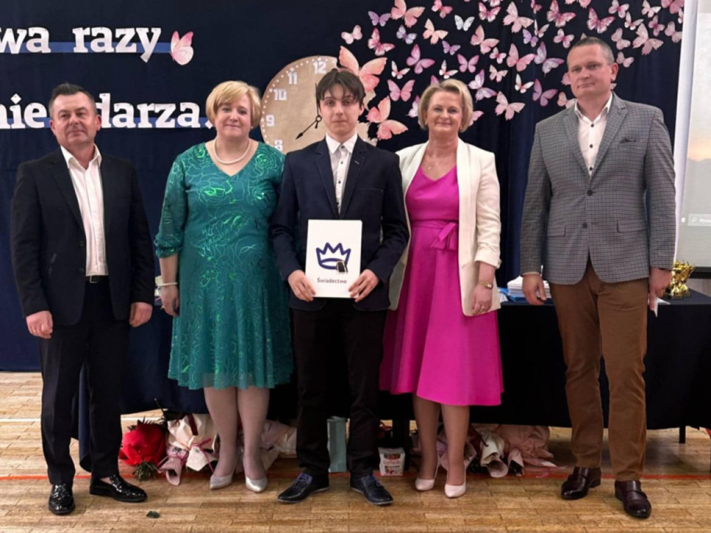 Zespół Szkół Ponadpodstawowych w Stąporkowie pożegnał się z tegorocznymi absolwentami [zdjęcia]