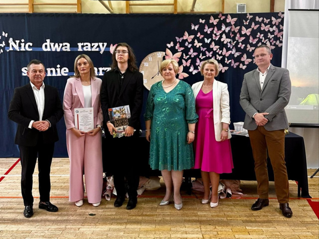 Zespół Szkół Ponadpodstawowych w Stąporkowie pożegnał się z tegorocznymi absolwentami [zdjęcia]