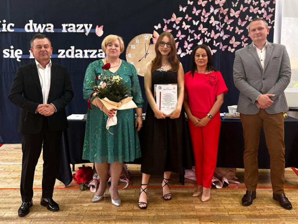 Zespół Szkół Ponadpodstawowych w Stąporkowie pożegnał się z tegorocznymi absolwentami [zdjęcia]