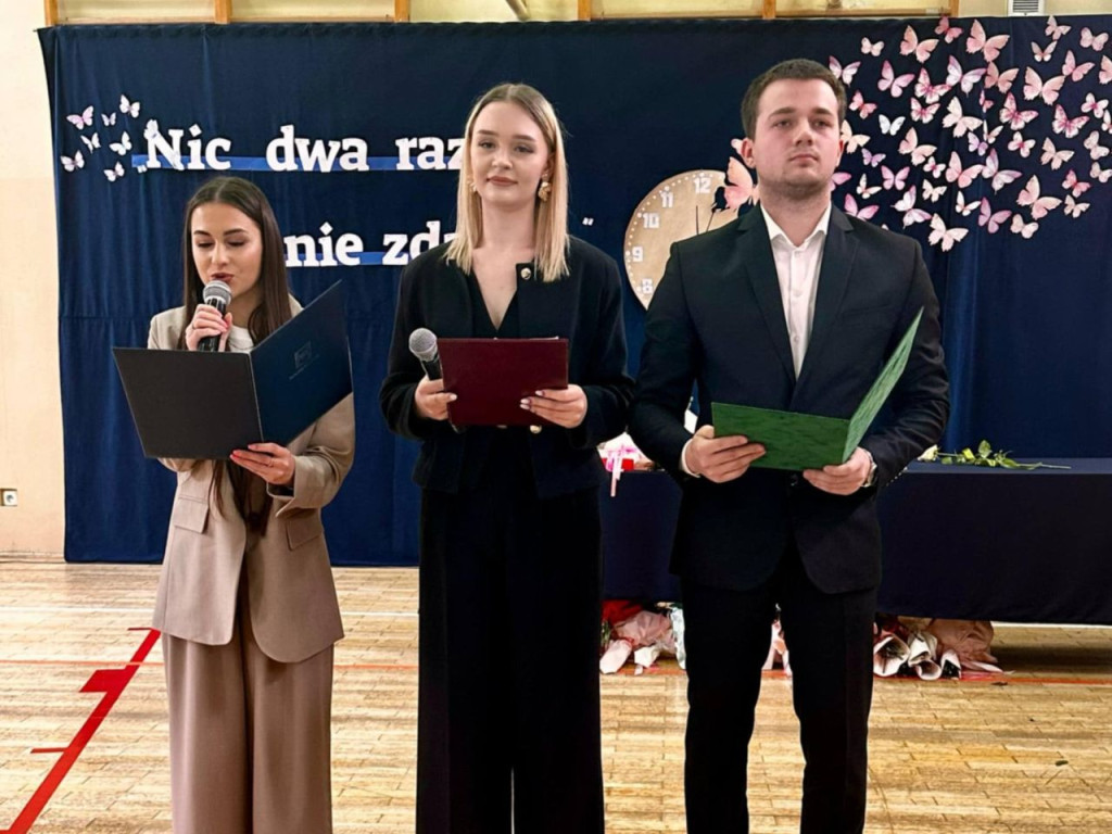 Zespół Szkół Ponadpodstawowych w Stąporkowie pożegnał się z tegorocznymi absolwentami [zdjęcia]