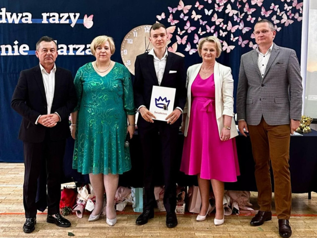 Zespół Szkół Ponadpodstawowych w Stąporkowie pożegnał się z tegorocznymi absolwentami [zdjęcia]