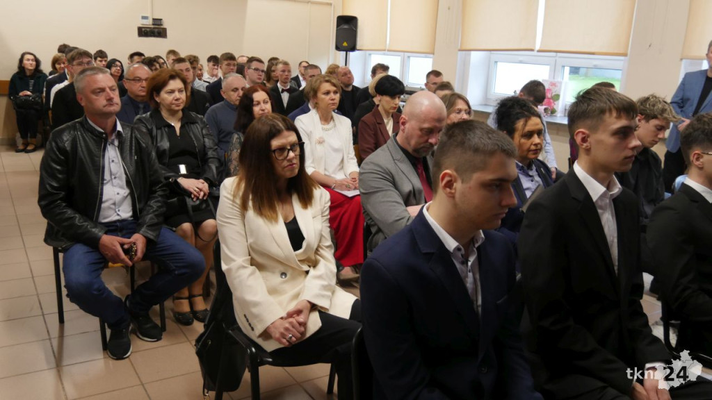 Uroczyste pożegnanie maturzystów w Zespole Szkół Ponadpodstawowych nr 1 w Końskich [zdjęcia]