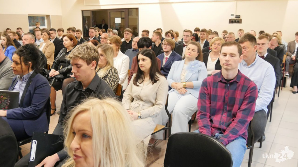 Uroczyste pożegnanie maturzystów w Zespole Szkół Ponadpodstawowych nr 1 w Końskich [zdjęcia]