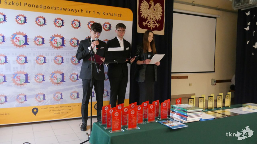 Uroczyste pożegnanie maturzystów w Zespole Szkół Ponadpodstawowych nr 1 w Końskich [zdjęcia]