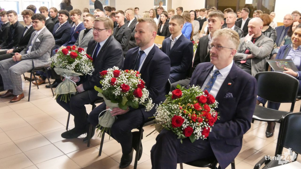 Uroczyste pożegnanie maturzystów w Zespole Szkół Ponadpodstawowych nr 1 w Końskich [zdjęcia]