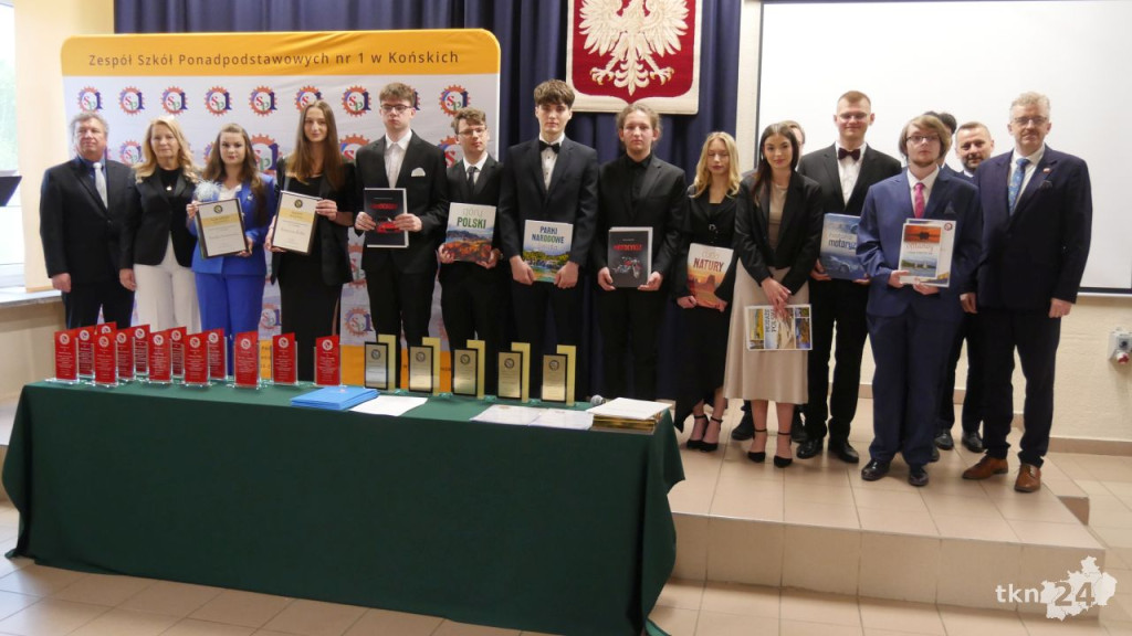 Uroczyste pożegnanie maturzystów w Zespole Szkół Ponadpodstawowych nr 1 w Końskich [zdjęcia]
