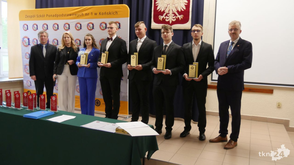 Uroczyste pożegnanie maturzystów w Zespole Szkół Ponadpodstawowych nr 1 w Końskich [zdjęcia]