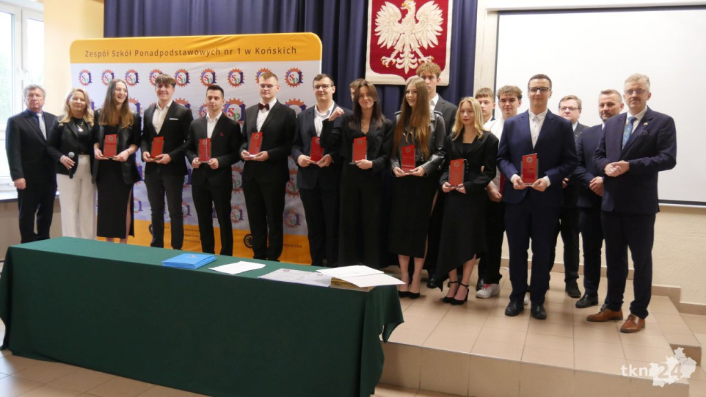 Uroczyste pożegnanie maturzystów w Zespole Szkół Ponadpodstawowych nr 1 w Końskich [zdjęcia]