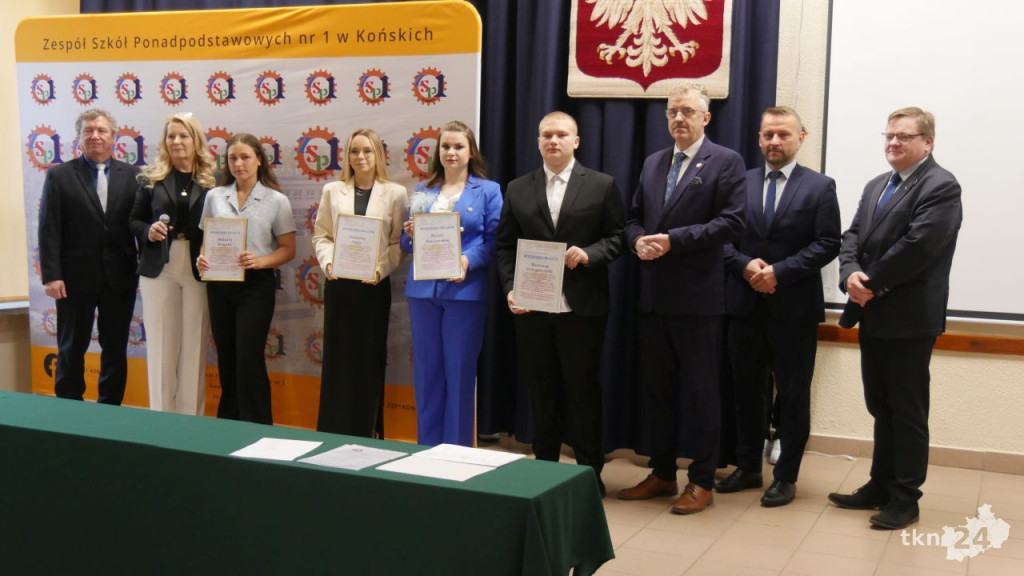 Uroczyste pożegnanie maturzystów w Zespole Szkół Ponadpodstawowych nr 1 w Końskich [zdjęcia]