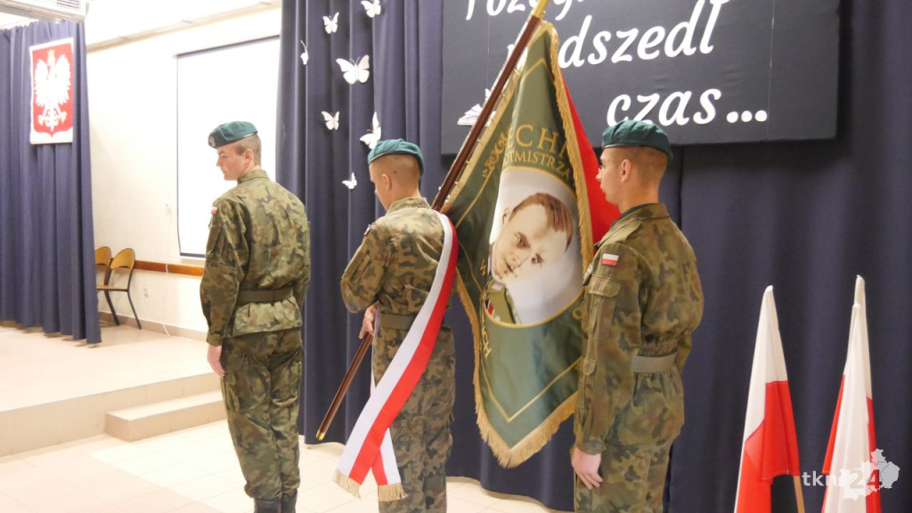Uroczyste pożegnanie maturzystów w Zespole Szkół Ponadpodstawowych nr 1 w Końskich [zdjęcia]