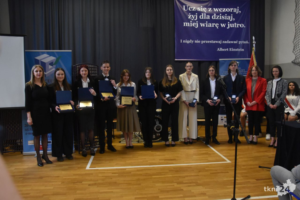 Nowy Ogólniak pożegnał maturzystów i wyróżnił absolwentów roku [zdjęcia]