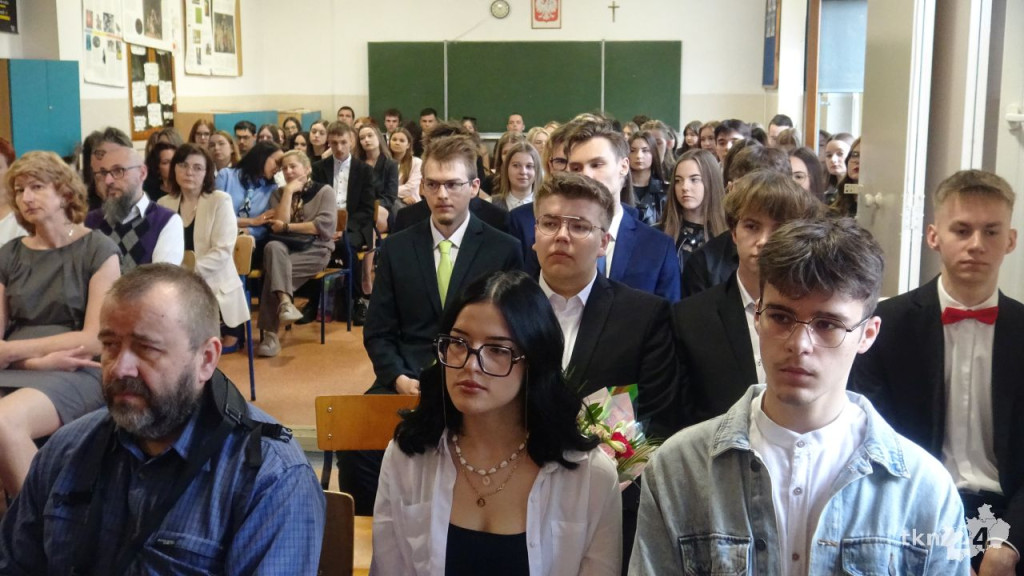 Pożegnanie maturzystów w ZSP 3. Wyróżniono złotych absolwentów i złotych techników [zdjęcia]