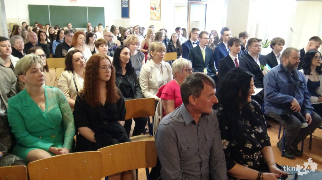 Pożegnanie maturzystów w ZSP 3. Wyróżniono złotych absolwentów i złotych techników [zdjęcia]