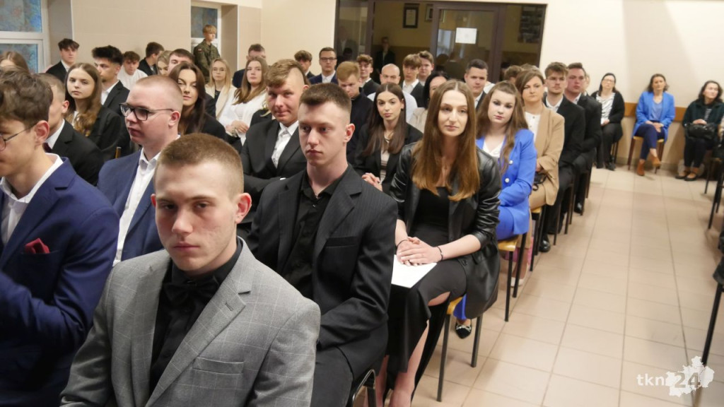 Szkoły ponadpodstawowe uroczyście pożegnały absolwentów i maturzystów [wideo, zdjęcia]