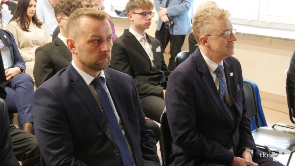Szkoły ponadpodstawowe uroczyście pożegnały absolwentów i maturzystów [wideo, zdjęcia]