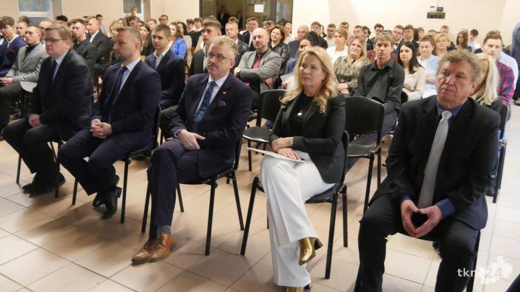 Szkoły ponadpodstawowe uroczyście pożegnały absolwentów i maturzystów [wideo, zdjęcia]