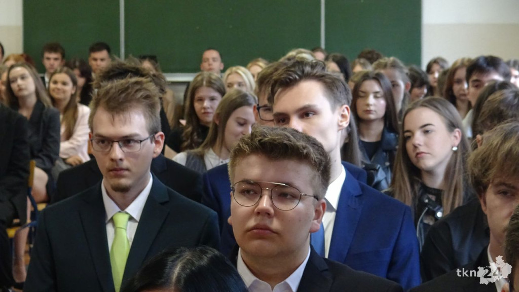 Szkoły ponadpodstawowe uroczyście pożegnały absolwentów i maturzystów [wideo, zdjęcia]