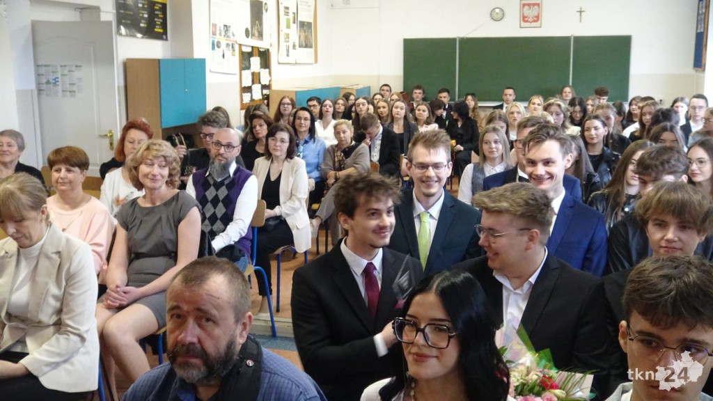 Szkoły ponadpodstawowe uroczyście pożegnały absolwentów i maturzystów [wideo, zdjęcia]