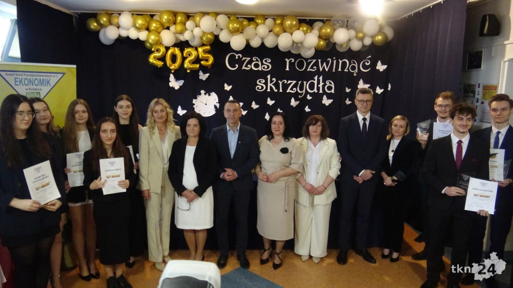 Szkoły ponadpodstawowe uroczyście pożegnały absolwentów i maturzystów [wideo, zdjęcia]