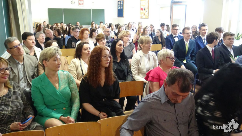 Szkoły ponadpodstawowe uroczyście pożegnały absolwentów i maturzystów [wideo, zdjęcia]