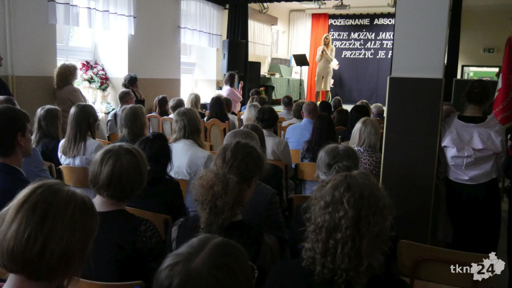 Szkoły ponadpodstawowe uroczyście pożegnały absolwentów i maturzystów [wideo, zdjęcia]