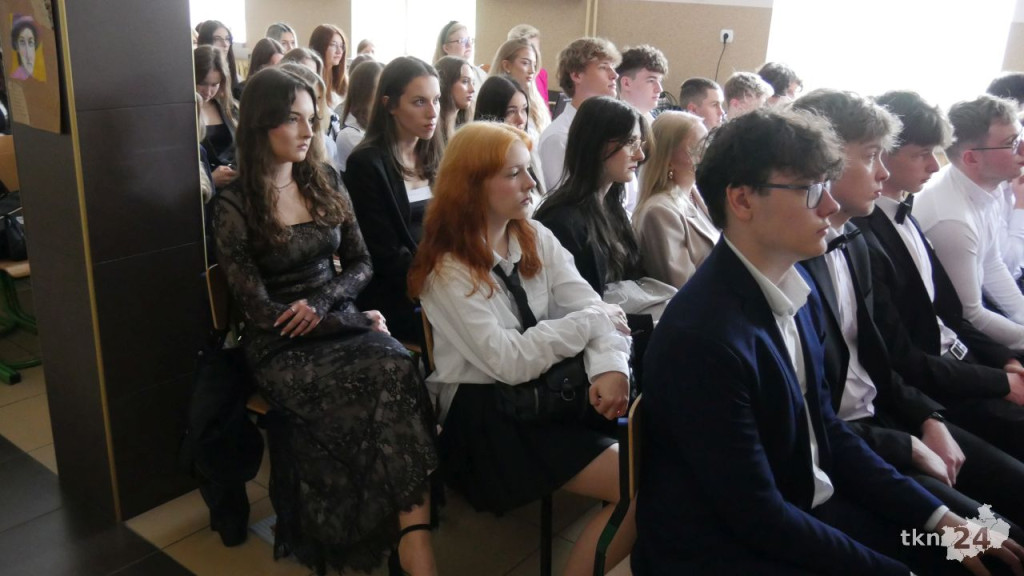 Szkoły ponadpodstawowe uroczyście pożegnały absolwentów i maturzystów [wideo, zdjęcia]
