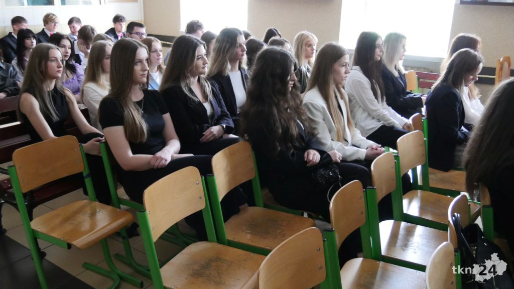 Szkoły ponadpodstawowe uroczyście pożegnały absolwentów i maturzystów [wideo, zdjęcia]