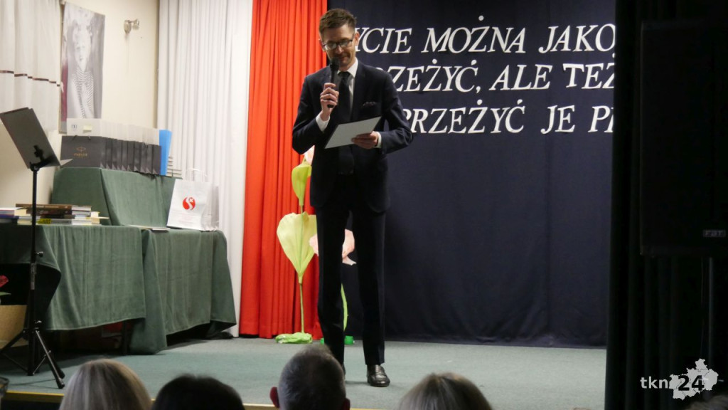 Szkoły ponadpodstawowe uroczyście pożegnały absolwentów i maturzystów [wideo, zdjęcia]