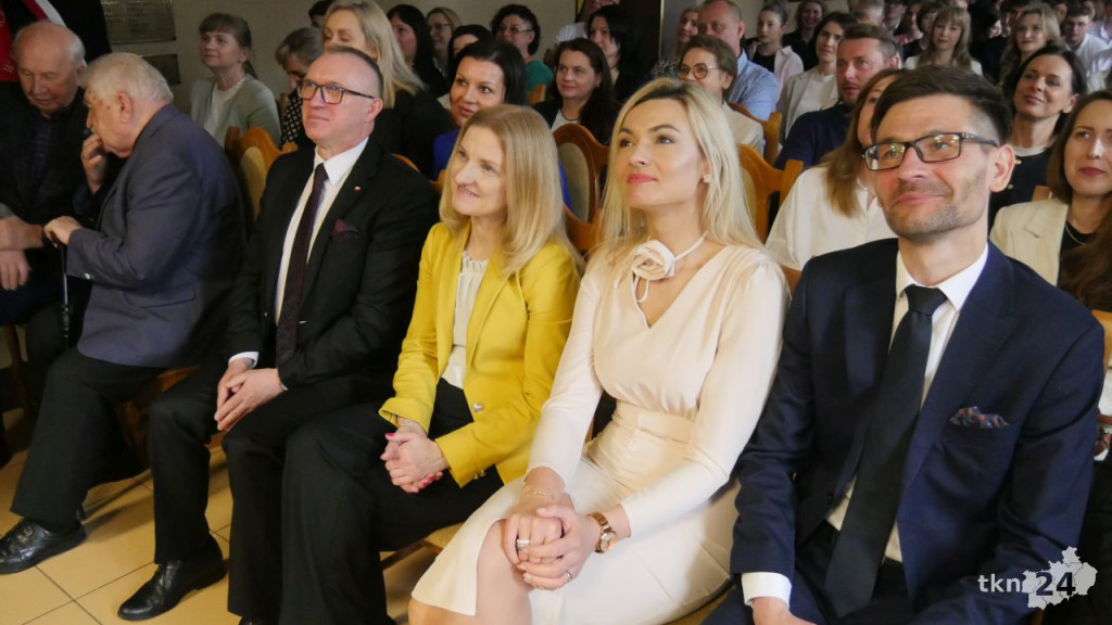 Szkoły ponadpodstawowe uroczyście pożegnały absolwentów i maturzystów [wideo, zdjęcia]